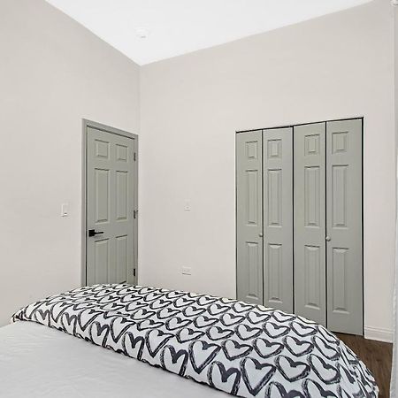 Appartement Modern 4Br Just A Block From Cta Pink Line With Pool Table Free Parking à Chicago Extérieur photo
