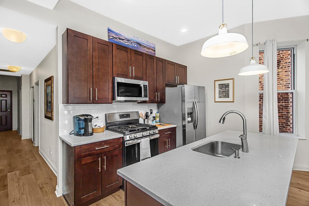 Appartement Modern 4Br Just A Block From Cta Pink Line With Pool Table Free Parking à Chicago Extérieur photo