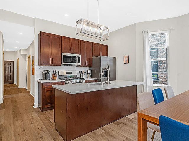 Appartement Modern 4Br Just A Block From Cta Pink Line With Pool Table Free Parking à Chicago Extérieur photo